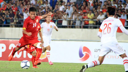 Cầu thủ U-19 Việt Nam (áo đỏ) trong trận bán kết thắng Lào.